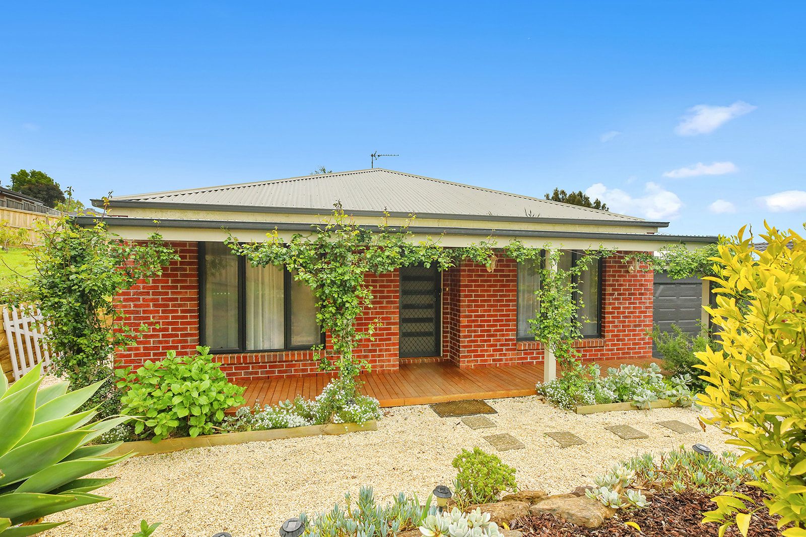 4 bedrooms House in 5 Kristan Court DROUIN VIC, 3818