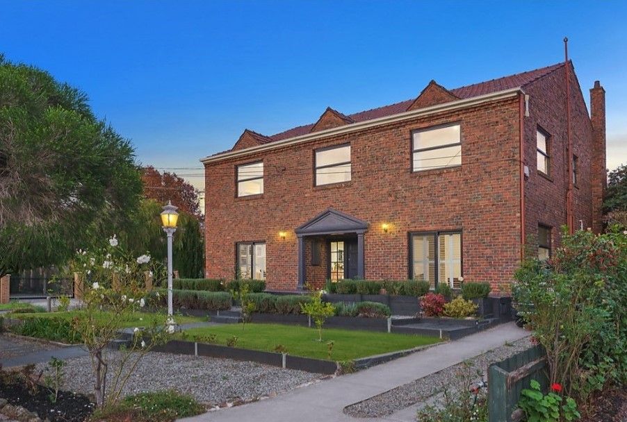 6 bedrooms House in 16 Cratloe Road MOUNT WAVERLEY VIC, 3149