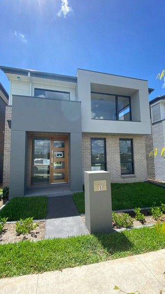 4 bedrooms House in 5 Revell Street ORAN PARK NSW, 2570