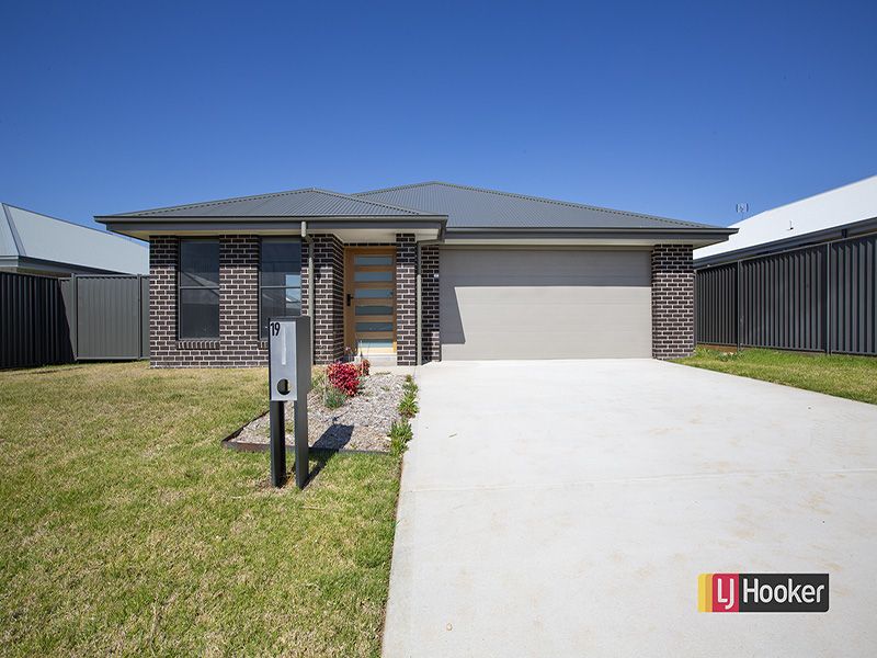 19 Gilbert Drive, Westdale NSW 2340, Image 0