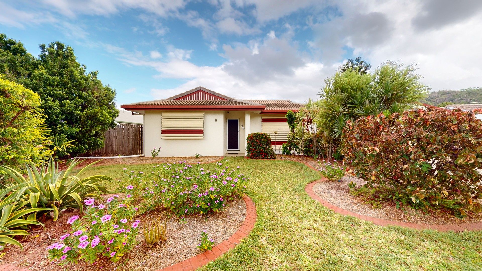 3 bedrooms House in 8 Santa Lucia Dr MOUNT LOUISA QLD, 4814