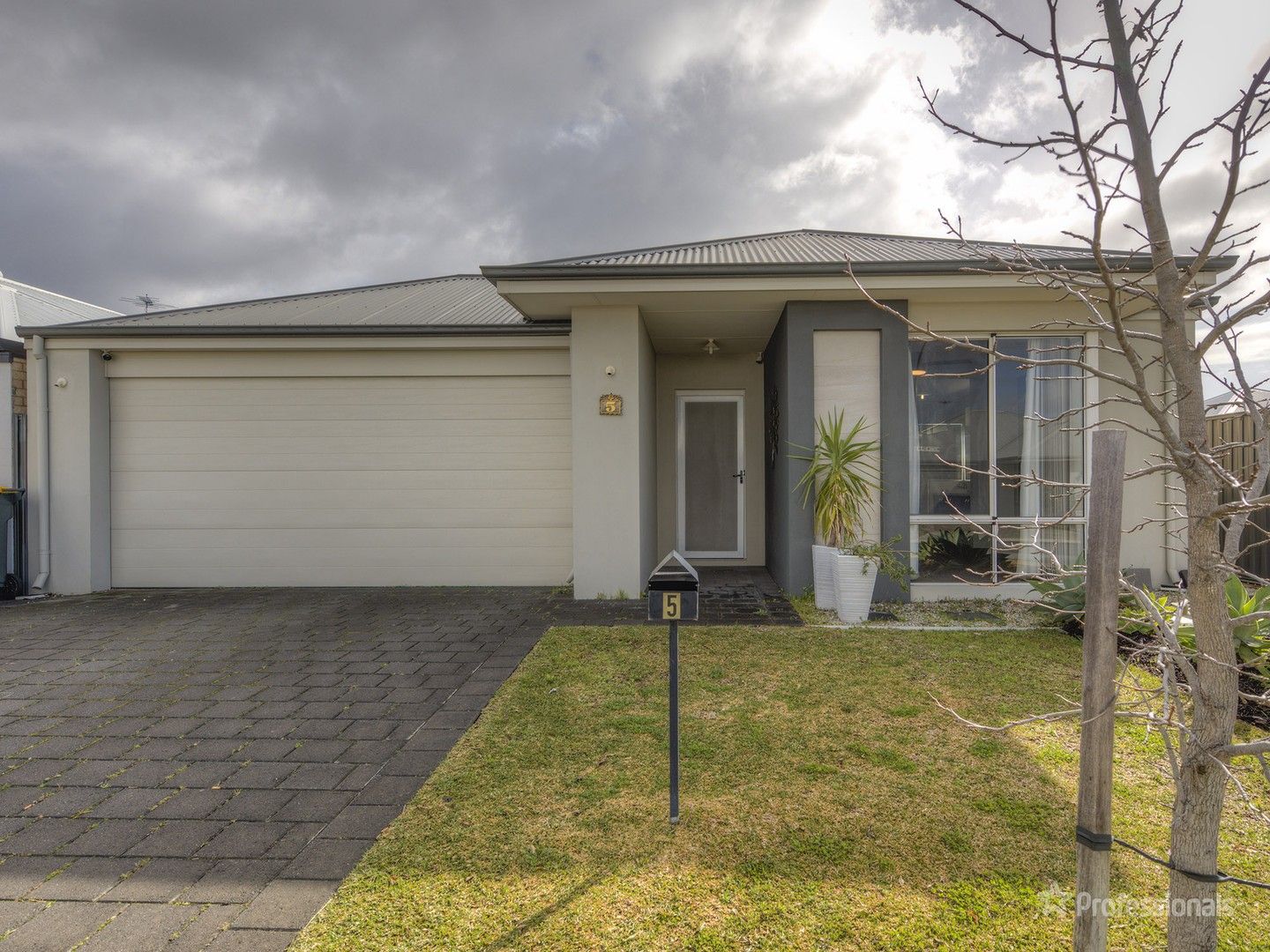 4 bedrooms House in 5 Wistow Drive AVELEY WA, 6069