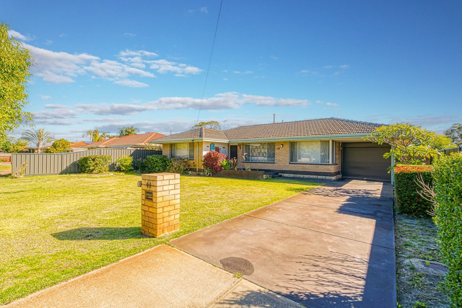 3 bedrooms House in 44 Hughenden Drive THORNLIE WA, 6108