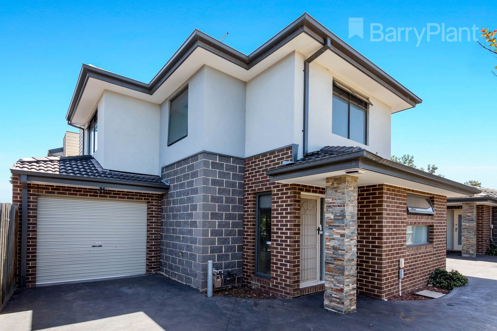 3 bedrooms Townhouse in 2/400 Main Road West ST ALBANS VIC, 3021