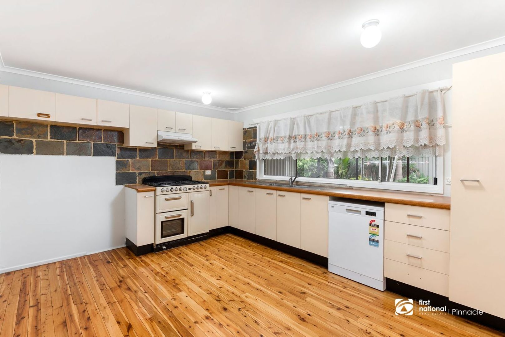 260 The Parkway, Bradbury NSW 2560, Image 2