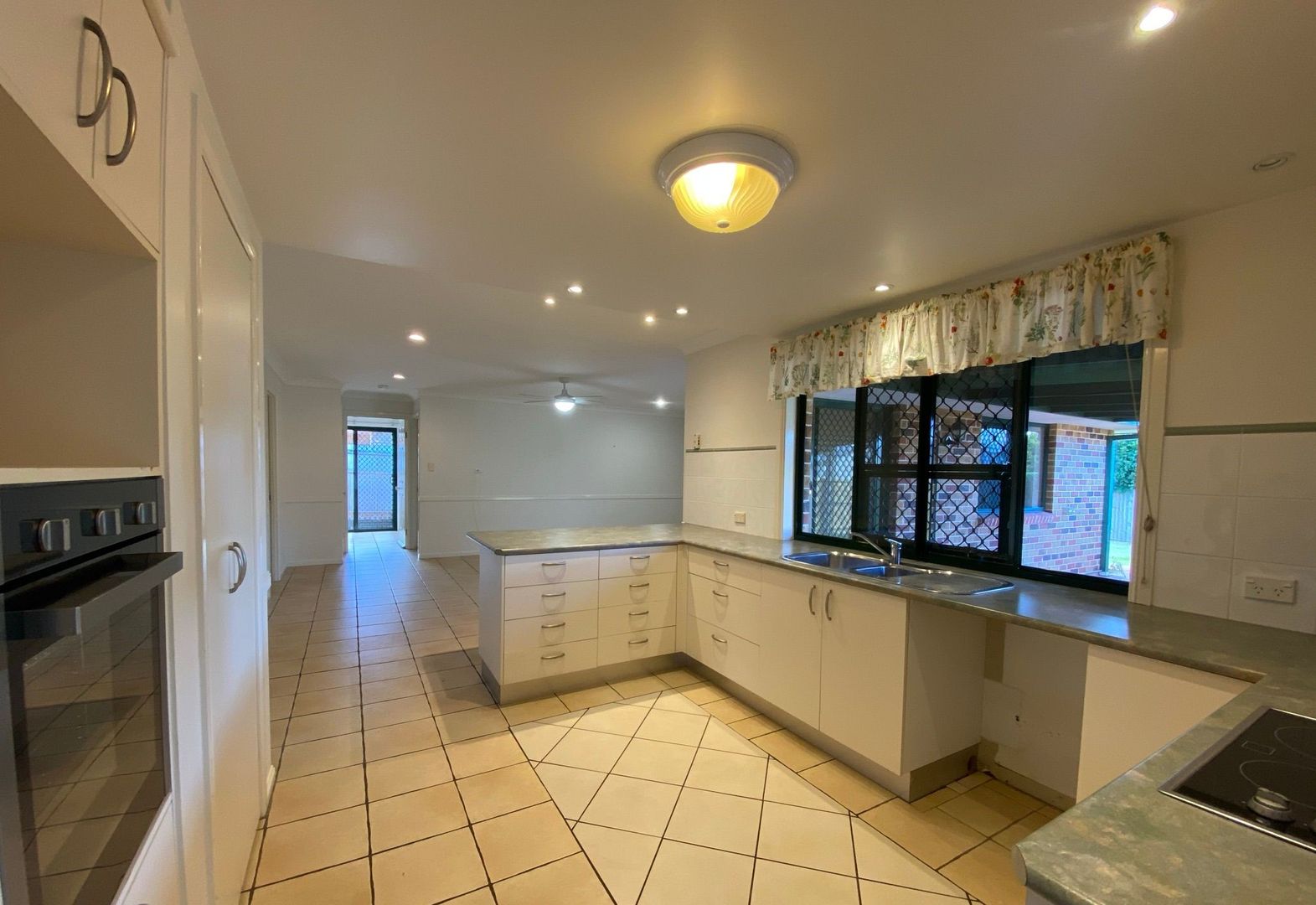 4 Crestwood Close, Ormiston QLD 4160 House For Rent 695 Domain