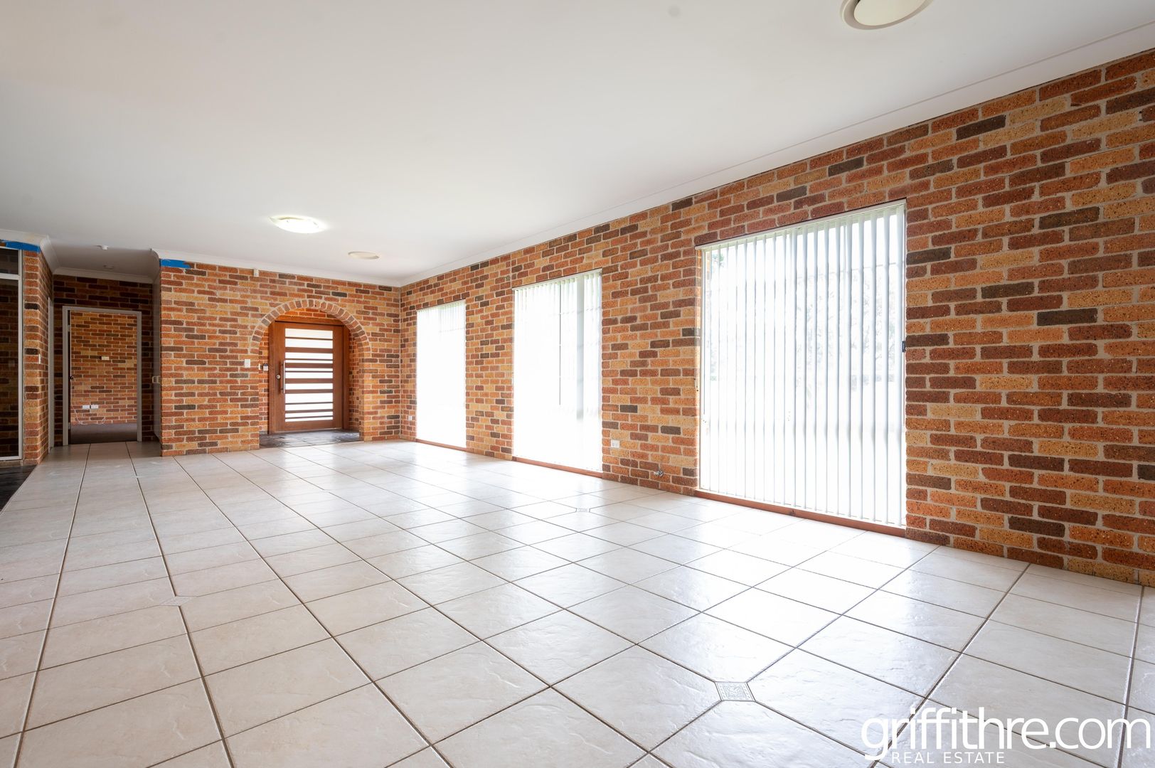 10 Brooks Crescent, Darlington Point NSW 2706 House For Rent 550