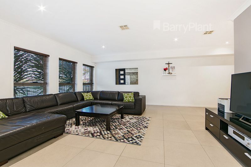 16 Appletree Grove, Cairnlea VIC 3023, Image 2