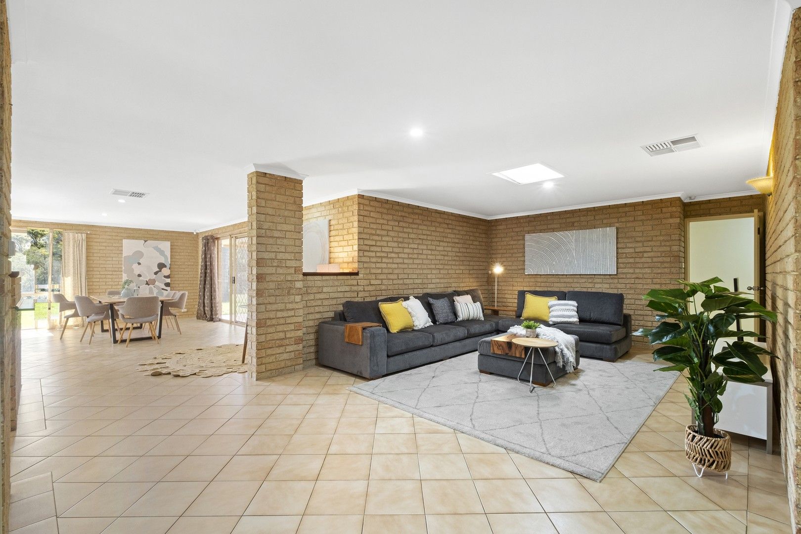 5 bedrooms House in 142 Station Street MARTIN WA, 6110