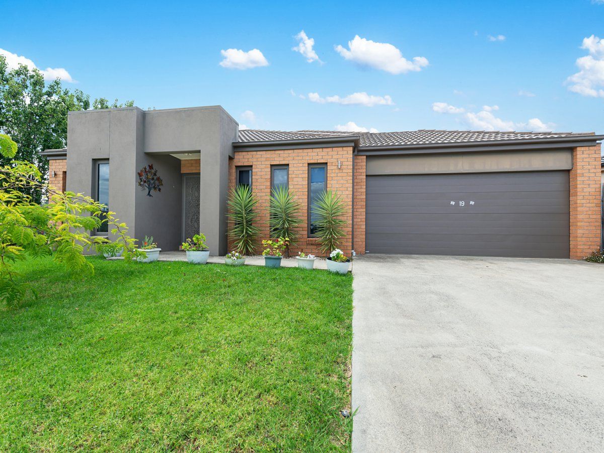 3 bedrooms House in 19 Phoebes Way EASTWOOD VIC, 3875