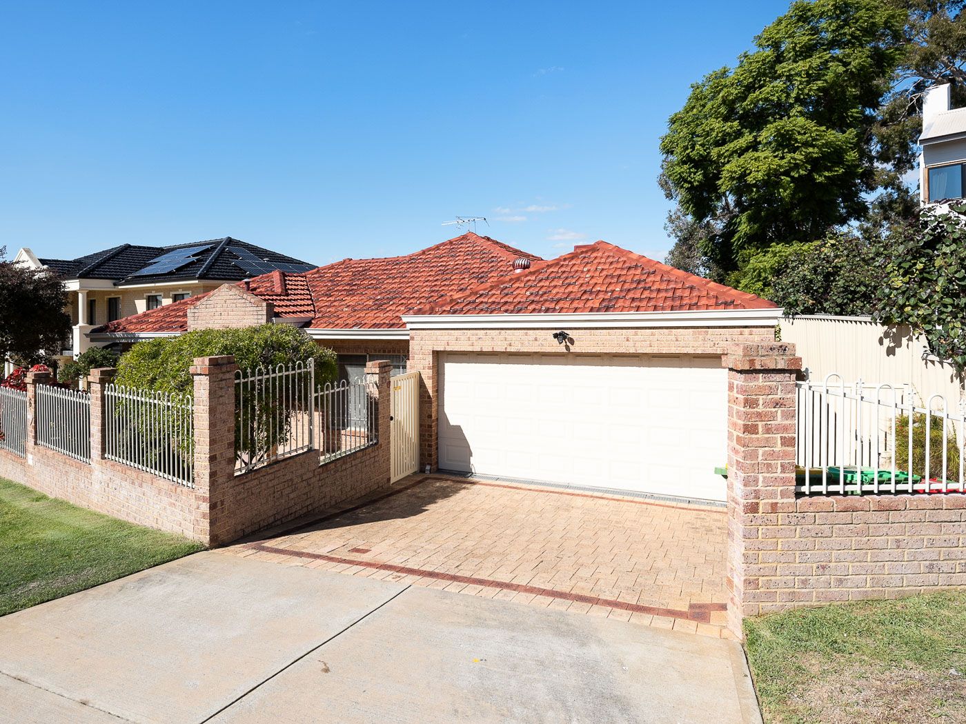 3 bedrooms House in 6 Henley Place ATTADALE WA, 6156