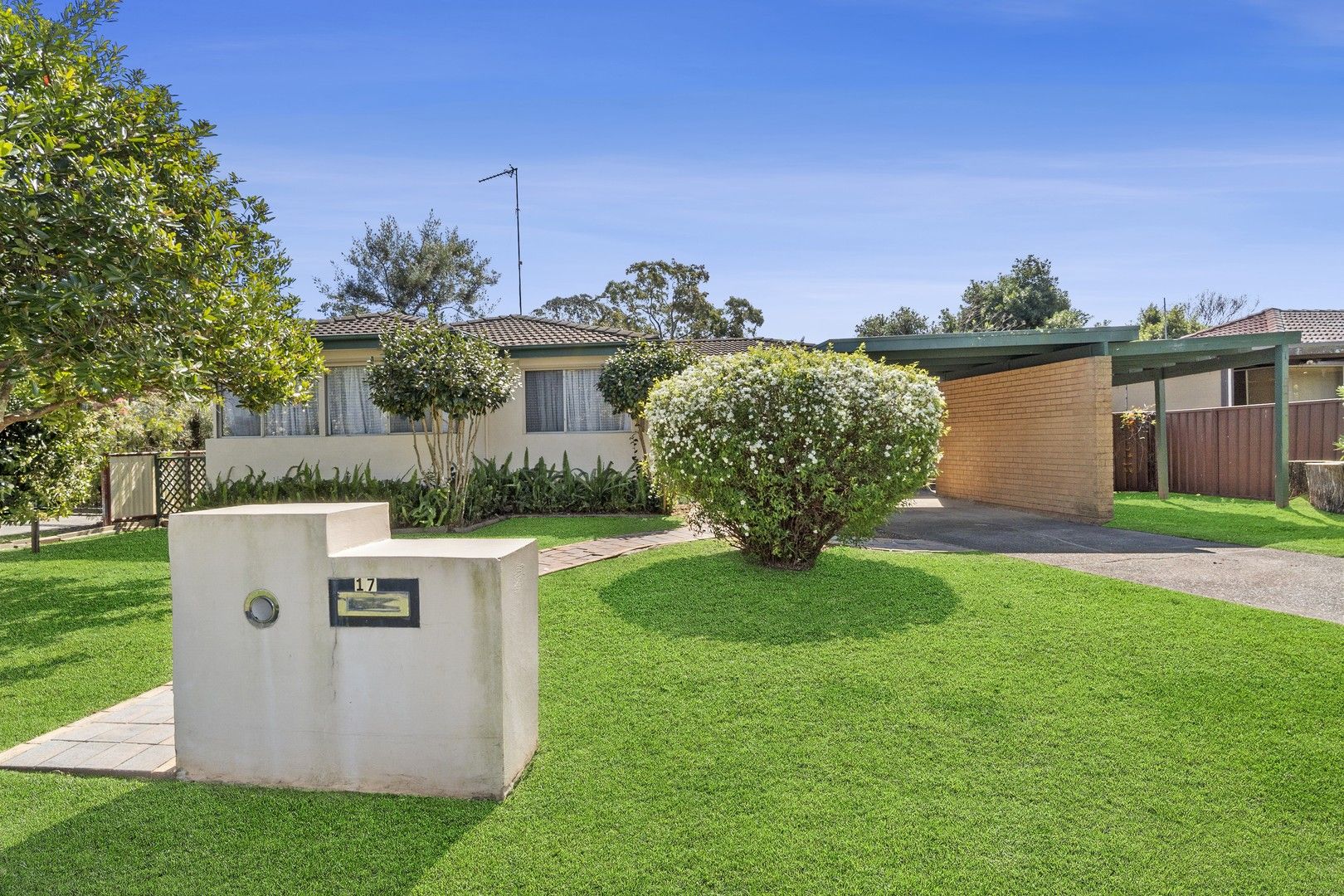 5 bedrooms House in 17 Hughes Avenue HOBARTVILLE NSW, 2753