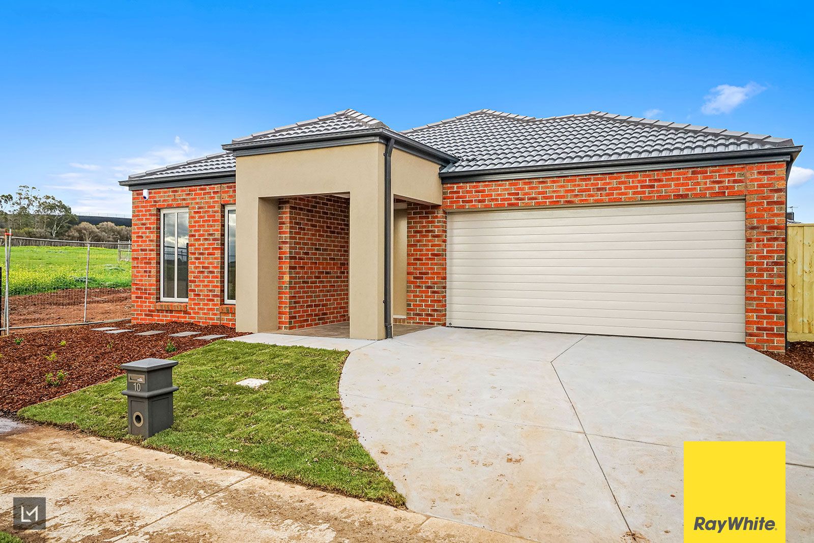 4 bedrooms House in 10 Kew Avenue TARNEIT VIC, 3029