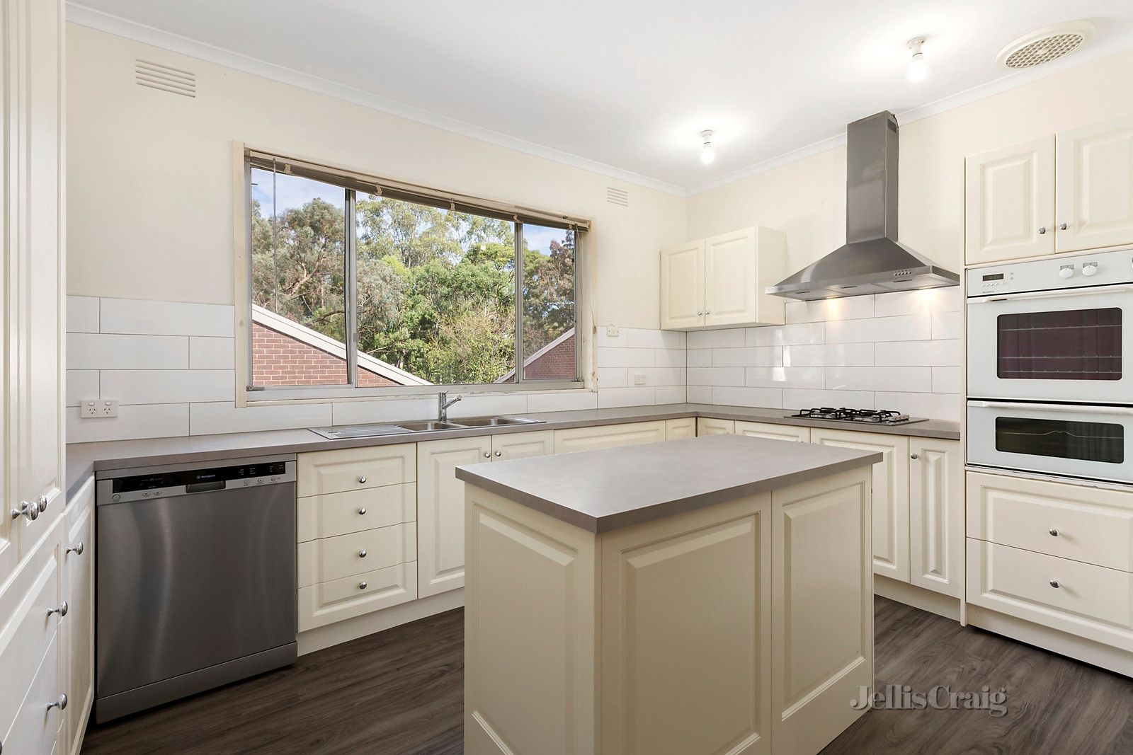 15 Pinehills Drive, Greensborough VIC 3088, Image 2