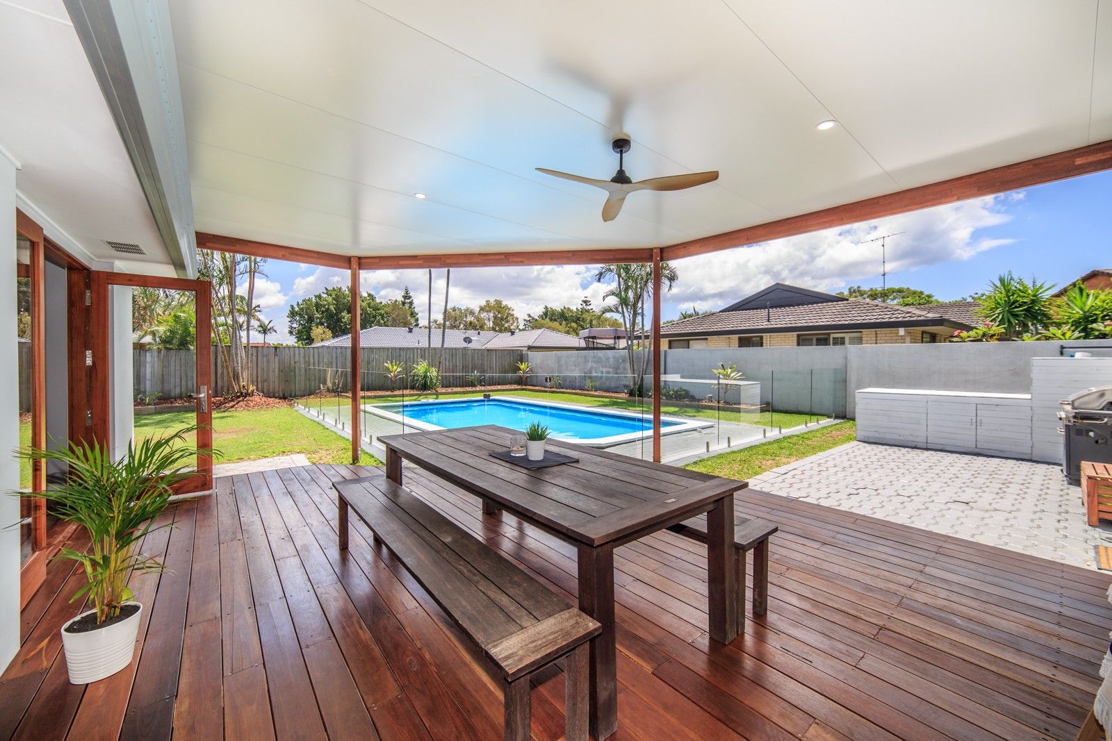 11 Lindeman Court, Mermaid Waters QLD 4218, Image 2