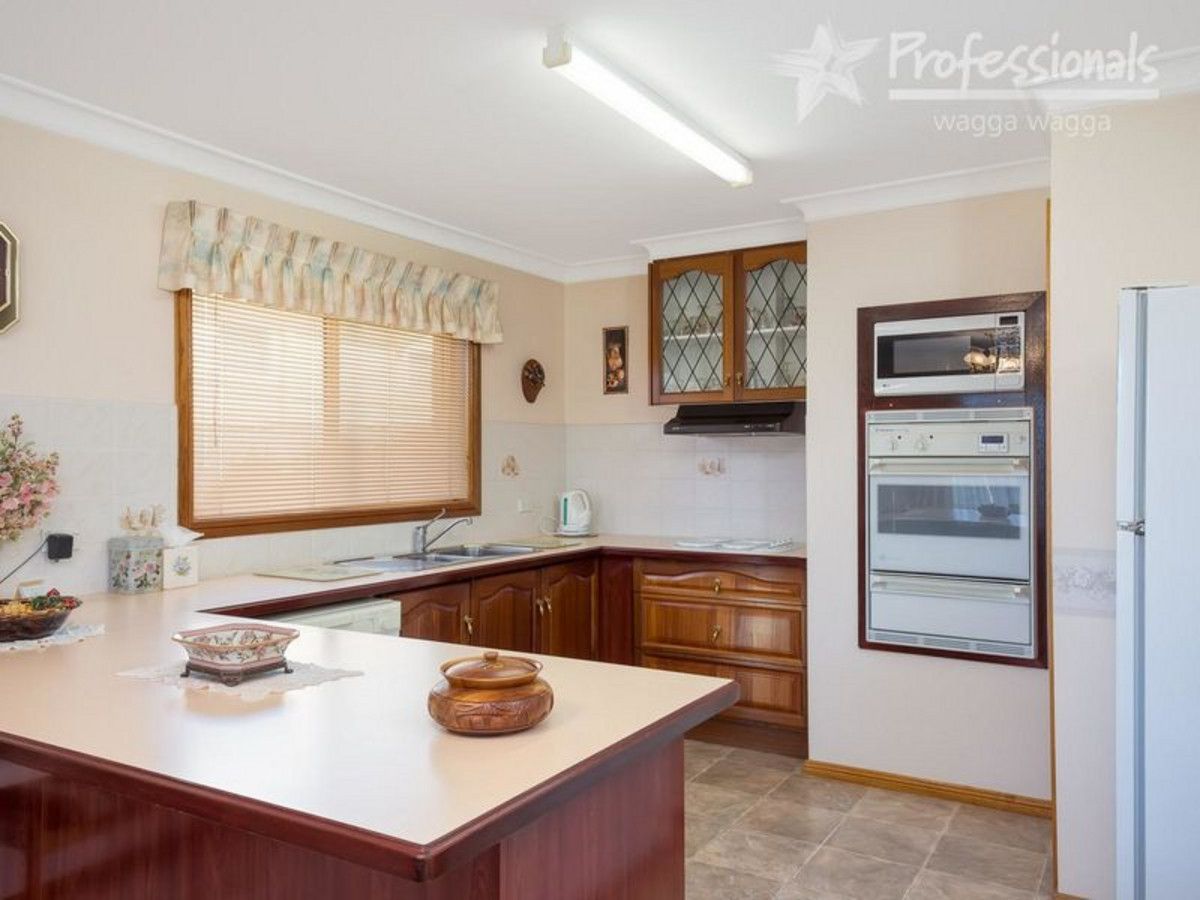 1/2 Plumpton Road, Kooringal NSW 2650, Image 1