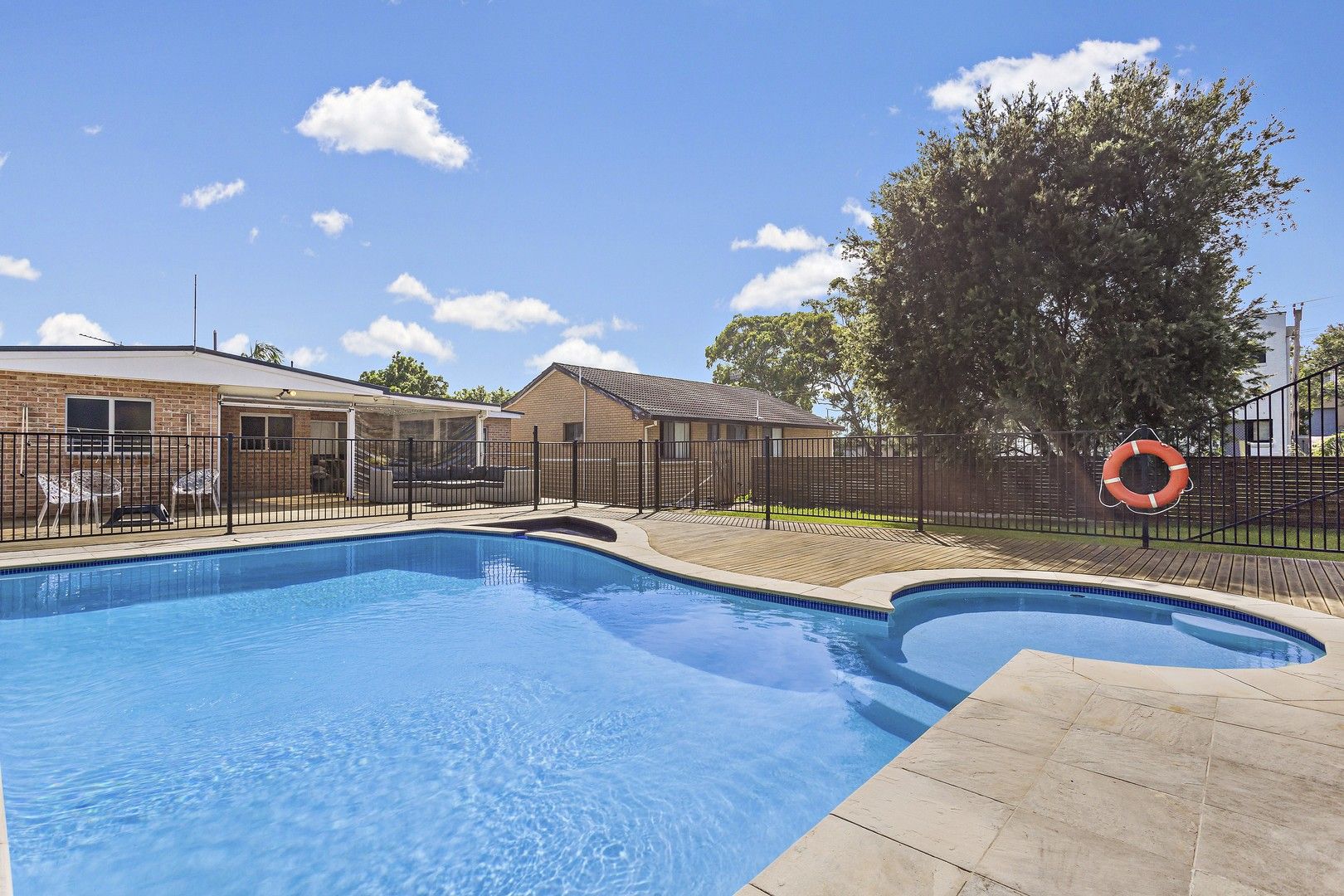 5 bedrooms House in 5 Fern Avenue SOLDIERS POINT NSW, 2317