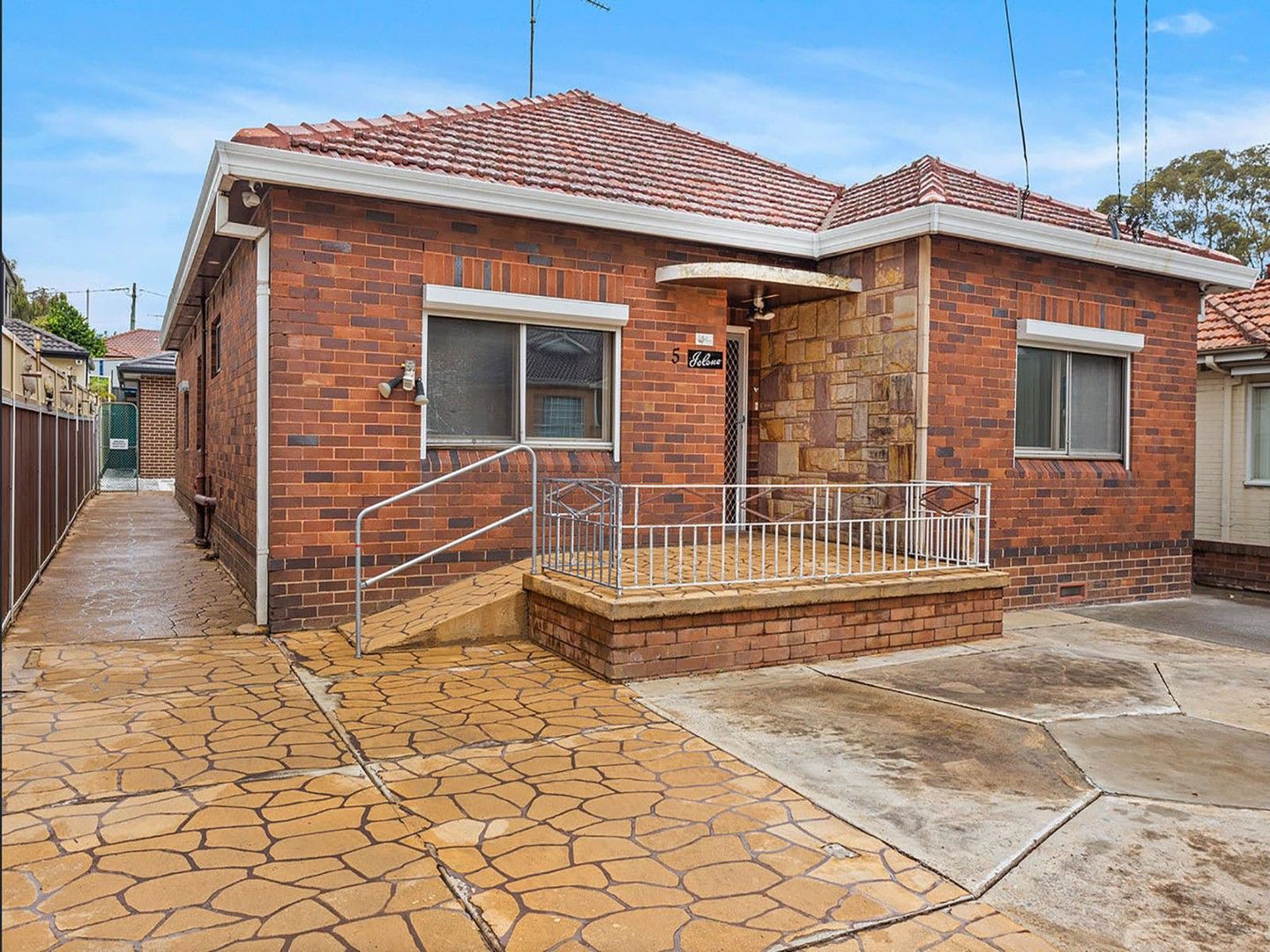4 bedrooms House in 5 Lennox Street BANKSIA NSW, 2216