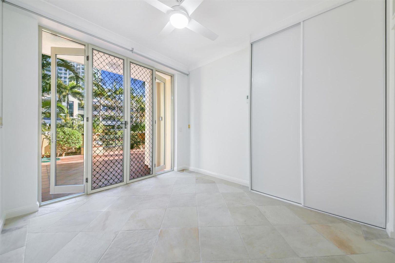 18/38 Woodroffe Avenue, Main Beach QLD 4217, Image 2