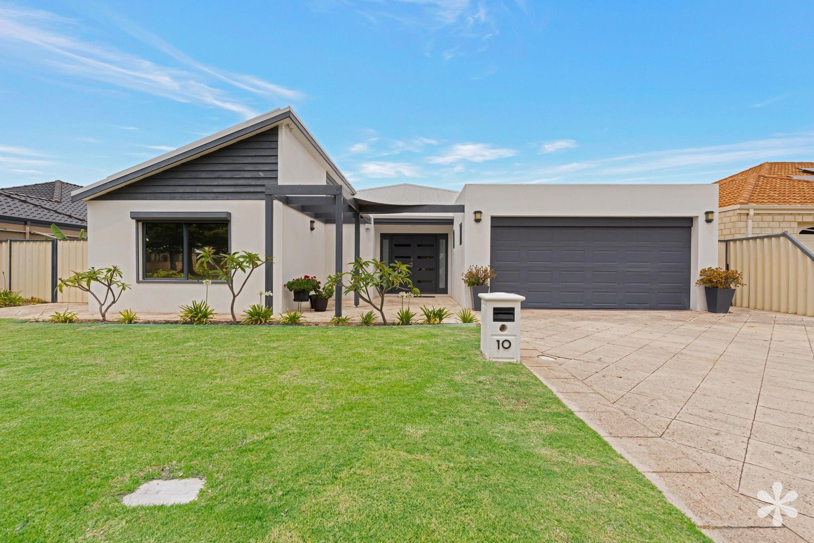 4 bedrooms House in 10 Bayside Boulevard PORT KENNEDY WA, 6172