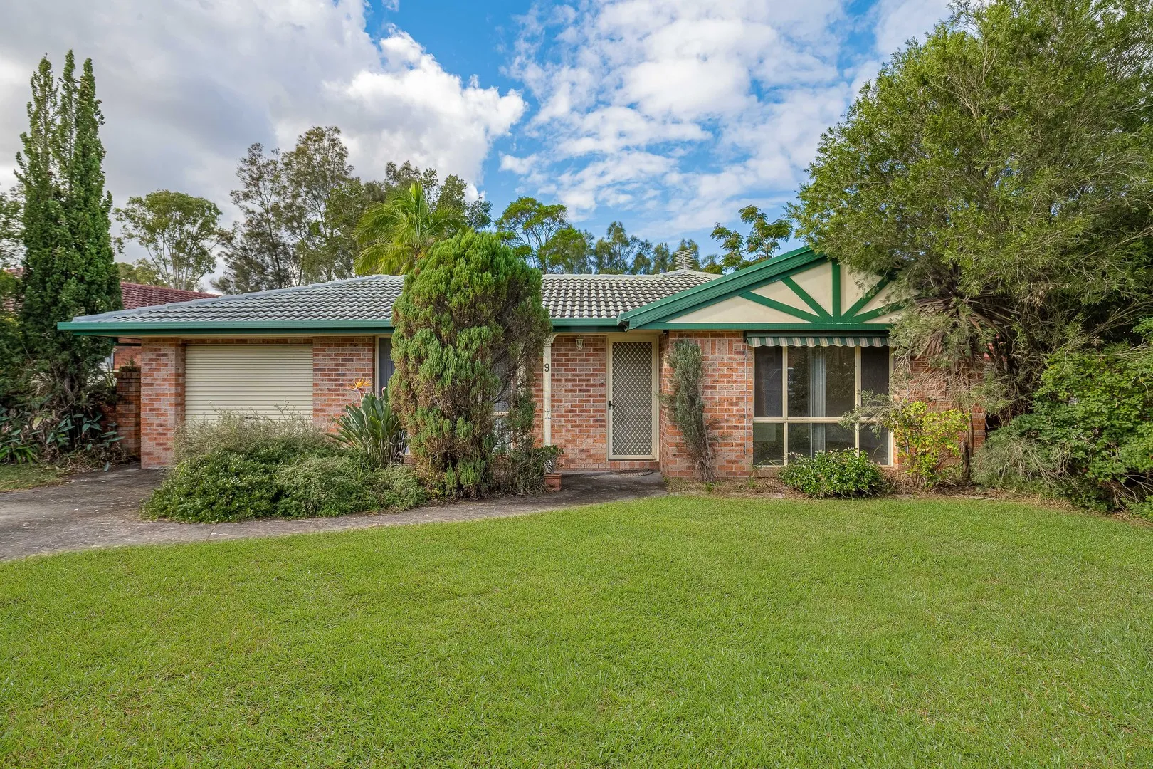 SINGLE LEVEL EASE IN QUIET LAKELANDS CUL-DE-SAC, Lakelands