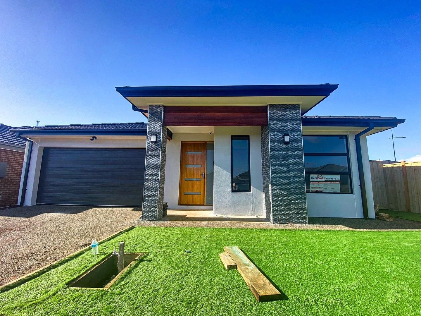 3 bedrooms House in 4 ESSLEMENT ROAD THORNHILL PARK VIC, 3335