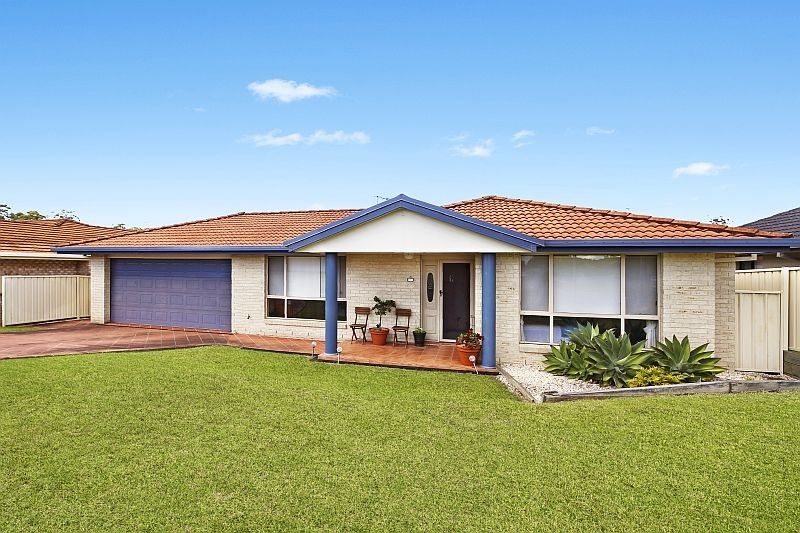 4 bedrooms House in 37 Annabella Drive PORT MACQUARIE NSW, 2444