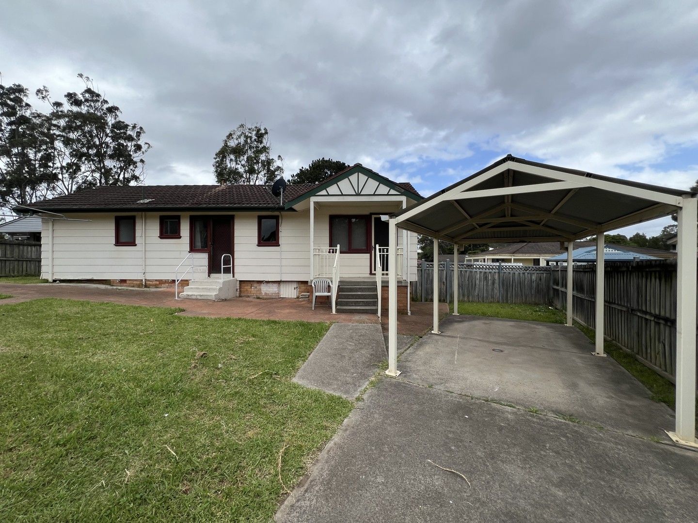 4 bedrooms House in 190 St Johns Road BRADBURY NSW, 2560