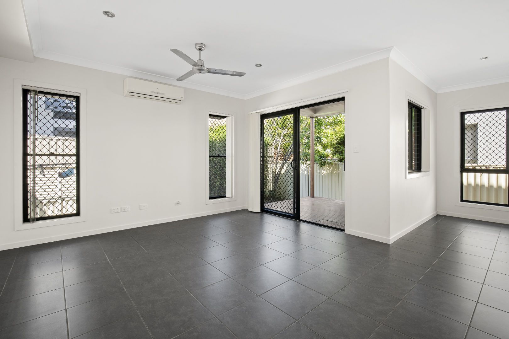 2/26 Ocean Street, Runaway Bay QLD 4216