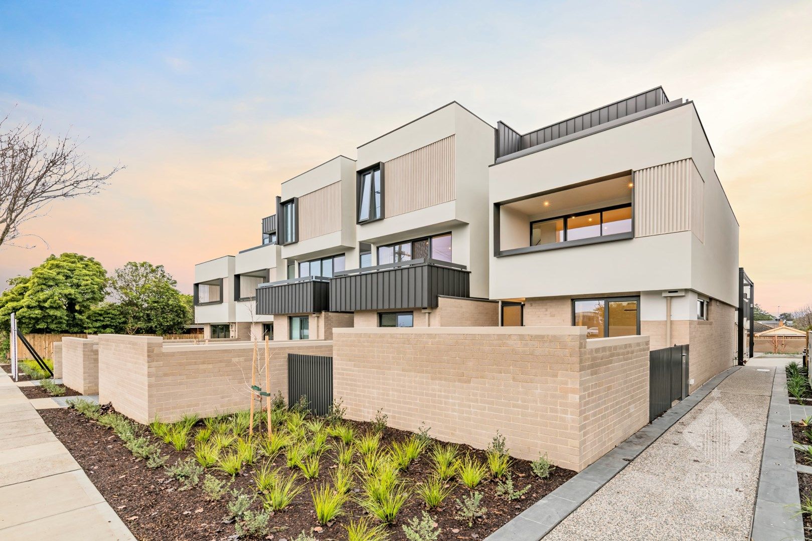 4 bedrooms Townhouse in 1/468 Middleborough Road BLACKBURN VIC, 3130