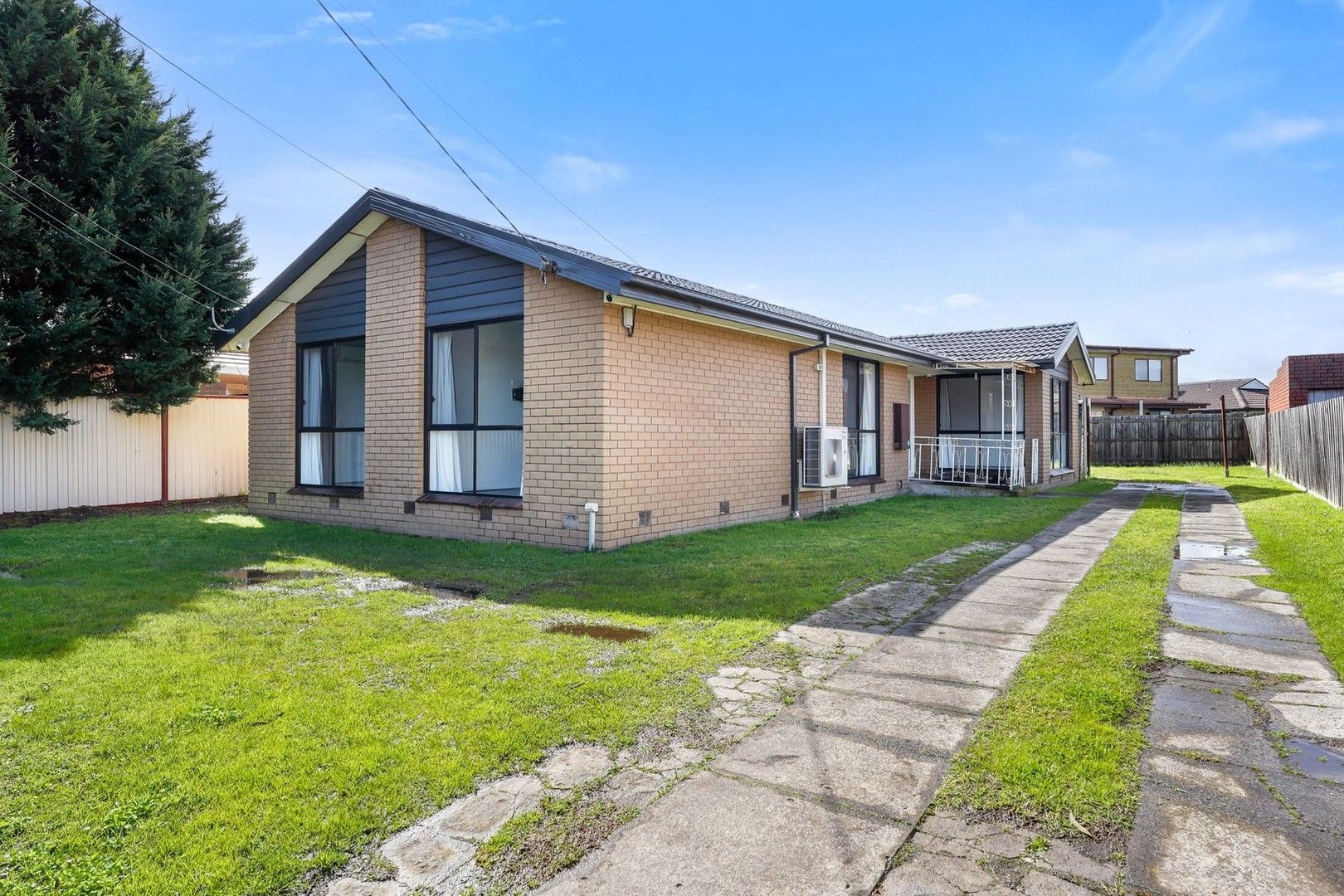 3 bedrooms House in 63 Kingsclere Avenue KEYSBOROUGH VIC, 3173