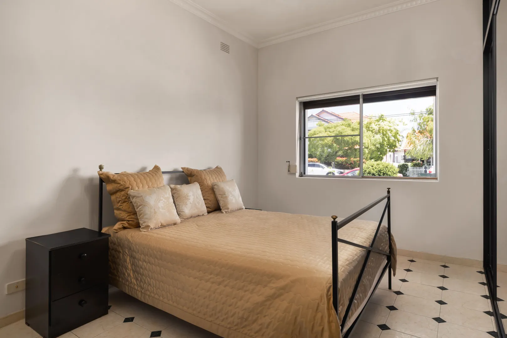 Pole position family home in highly sought after family locale - View 6