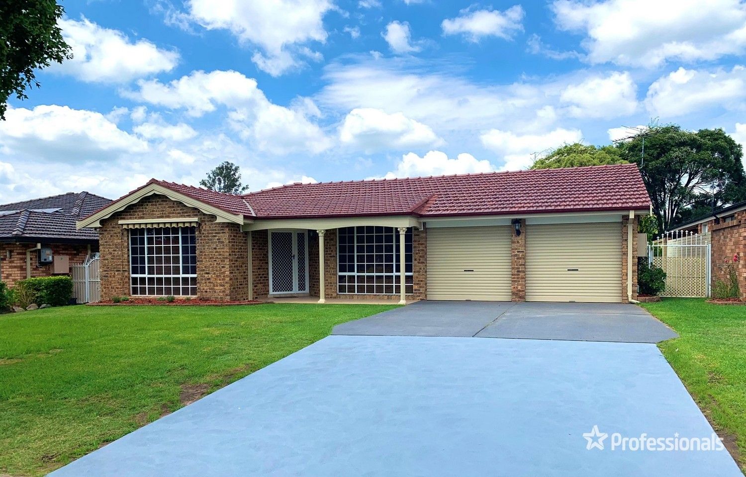 5 bedrooms House in 8 Honeyeater Place ERSKINE PARK NSW, 2759