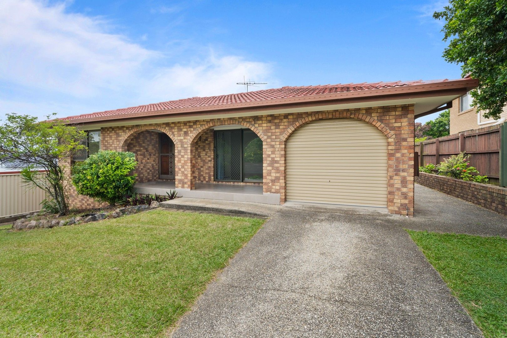 4 bedrooms House in 90 Dandenong Rd JAMBOREE HEIGHTS QLD, 4074
