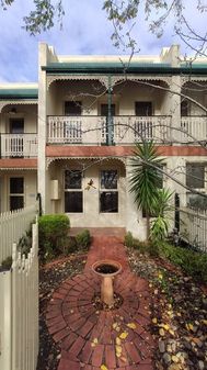 3 bedrooms Townhouse in 17 Huntly Street GLEN HUNTLY VIC, 3163