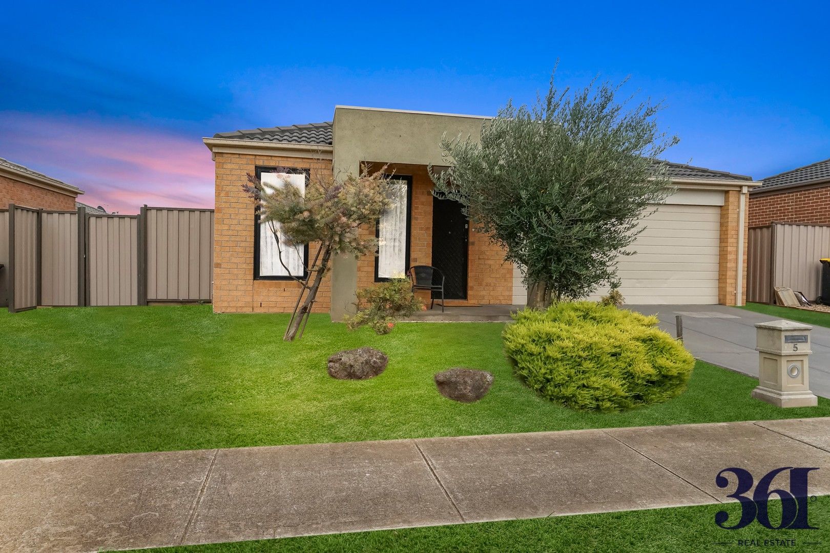4 bedrooms House in 5 Crestwood Way BROOKFIELD VIC, 3338