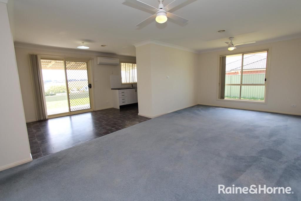 26 Sapphire Crescent, Kelso NSW 2795, Image 2