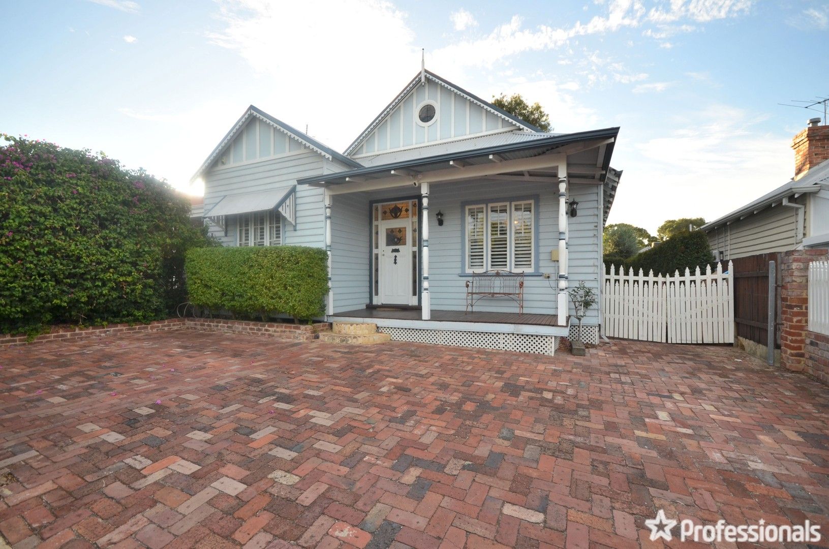 4 bedrooms House in 27 Hampshire Street EAST VICTORIA PARK WA, 6101