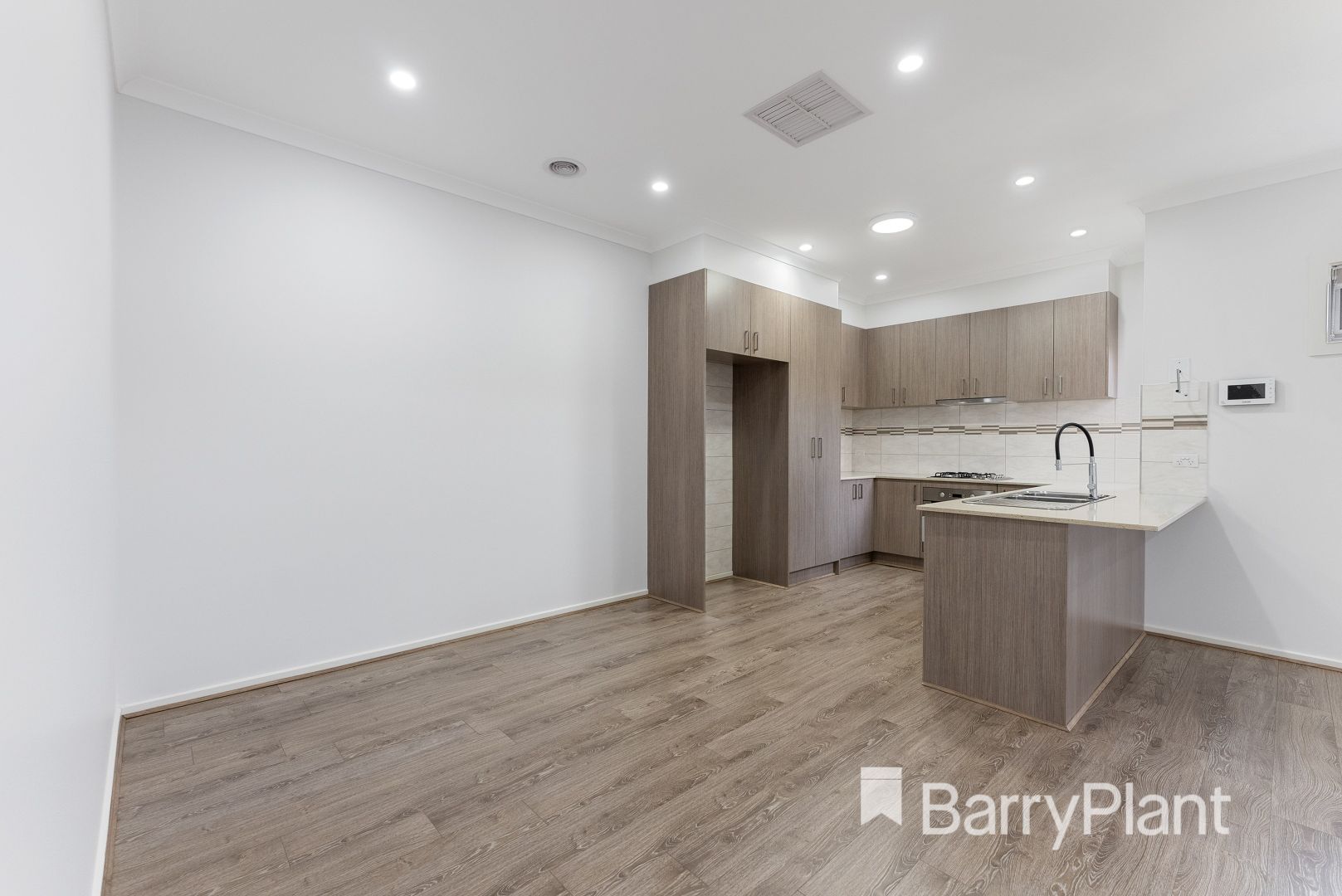 2/14 Shepherds Grove, Kings Park VIC 3021, Image 2