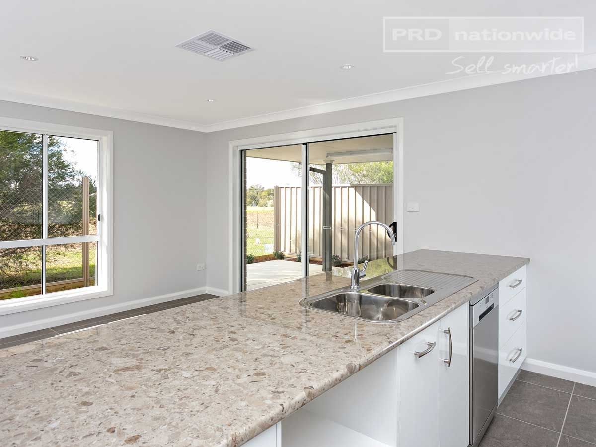 2/42 Breasley Crescent, BOOROOMA NSW 2650, Image 2