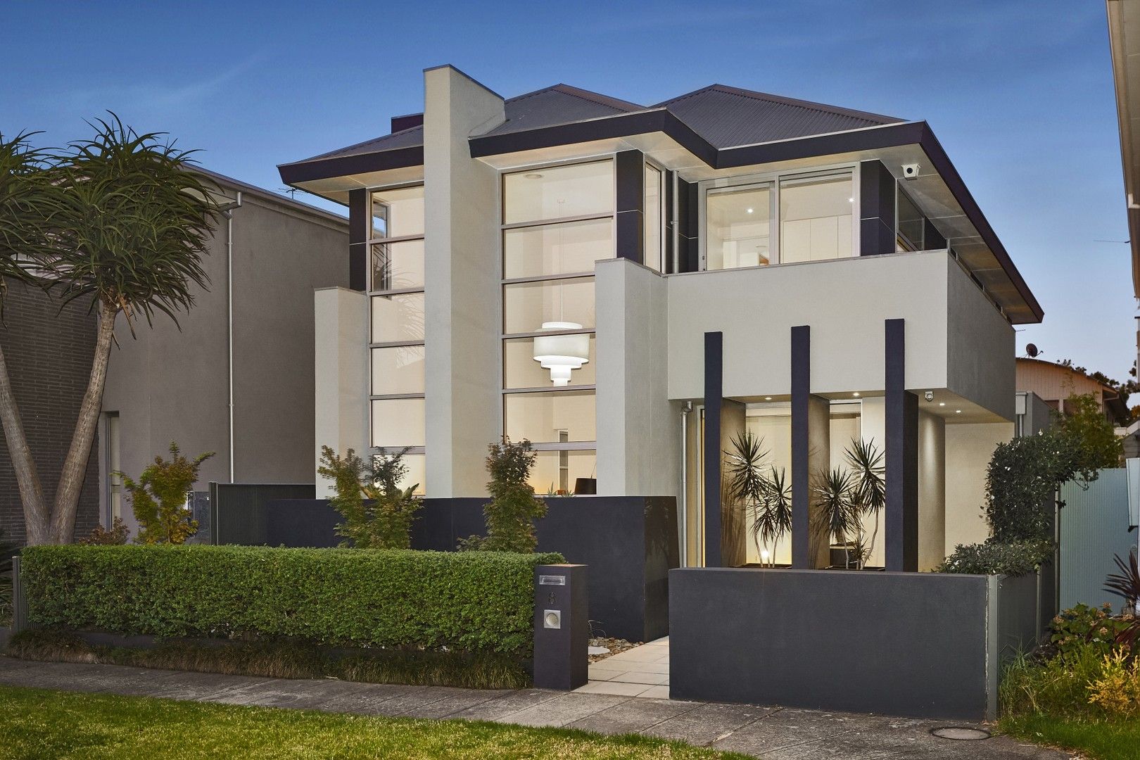 3 bedrooms House in 8 Oberon Way NEWPORT VIC, 3015