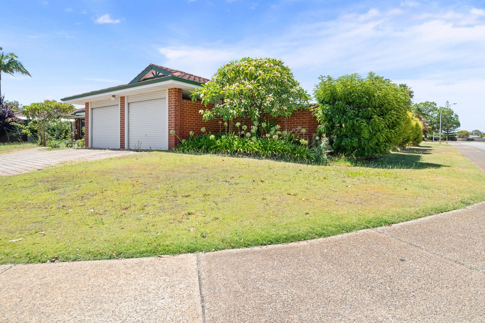 5 bedrooms House in 2 Cahow Grove BALLAJURA WA, 6066