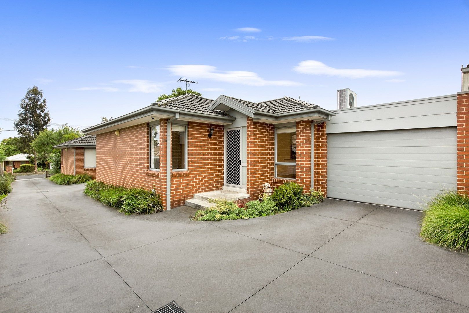 2 bedrooms Apartment / Unit / Flat in 2/13 Ebony Parade HEIDELBERG WEST VIC, 3081