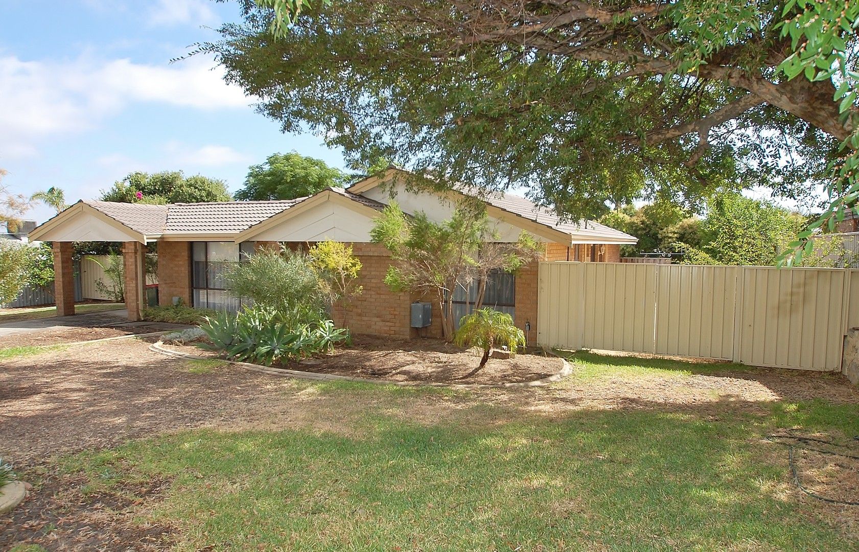 4 bedrooms House in 74 The Crest WOODVALE WA, 6026