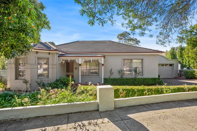 3 bedrooms House in 70 Mountain View Road MONTMORENCY VIC, 3094