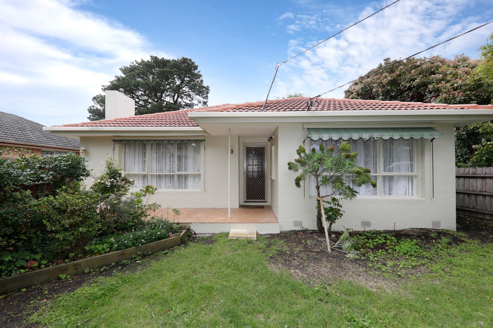 3 bedrooms Apartment / Unit / Flat in 1/14 Headingley Road MOUNT WAVERLEY VIC, 3149