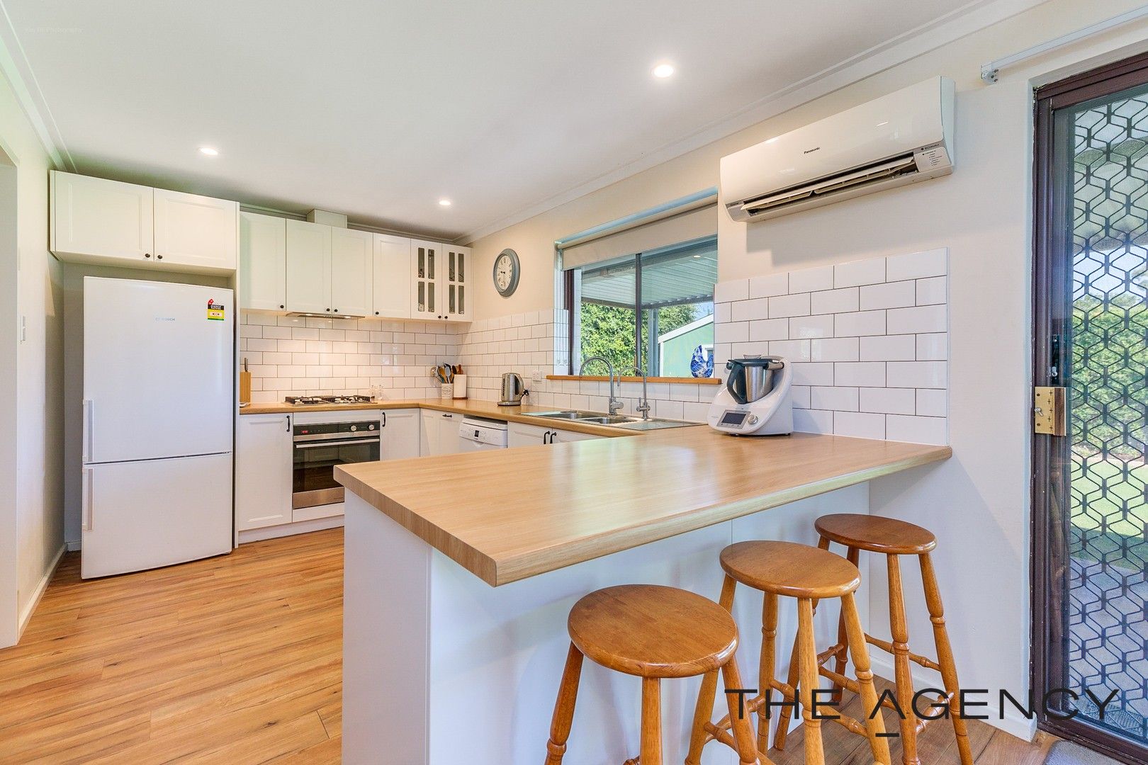 4 bedrooms House in 12 Jardine Court THORNLIE WA, 6108