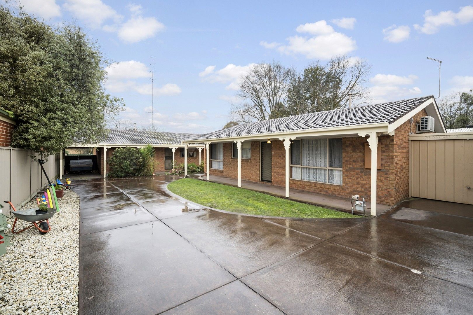 2 bedrooms Apartment / Unit / Flat in 2/1014 Howitt Street WENDOUREE VIC, 3355