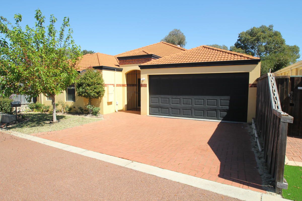 4 bedrooms House in 4 Paperbark Place ELLENBROOK WA, 6069