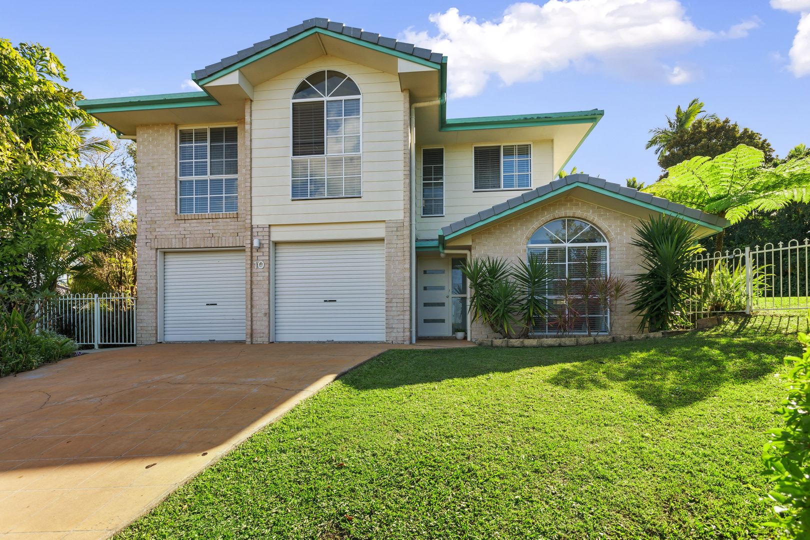 4 bedrooms House in 10 Cambridge Court SIPPY DOWNS QLD, 4556